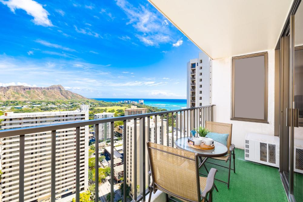 Waikiki Banyan Bliss, Ocean View & Walk to Beach